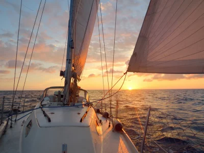 SailEazy, les voiliers en libre-service couché de soleil